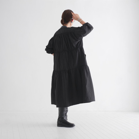 完美適逢換季，時尚休閒。抽繩可調式輪廓。層疊夾克。黑色。 第3張的照片