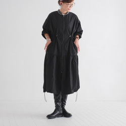 完美適逢換季，時尚休閒。抽繩可調式輪廓。層疊夾克。黑色。 第6張的照片