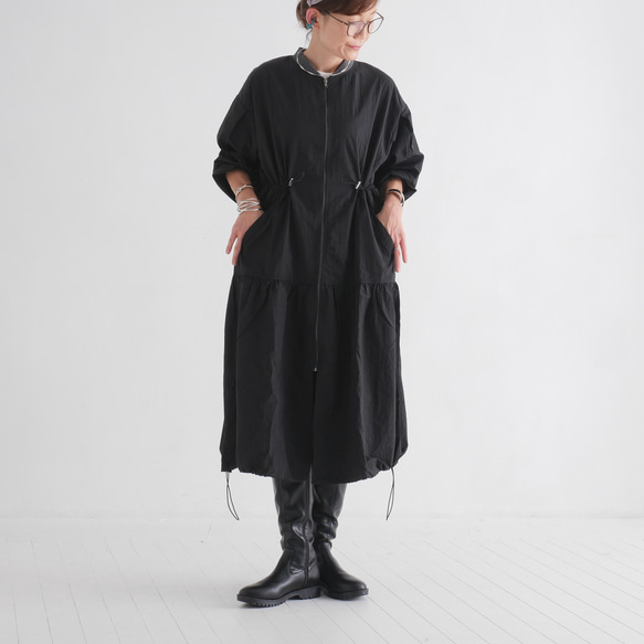 完美適逢換季，時尚休閒。抽繩可調式輪廓。層疊夾克。黑色。 第6張的照片