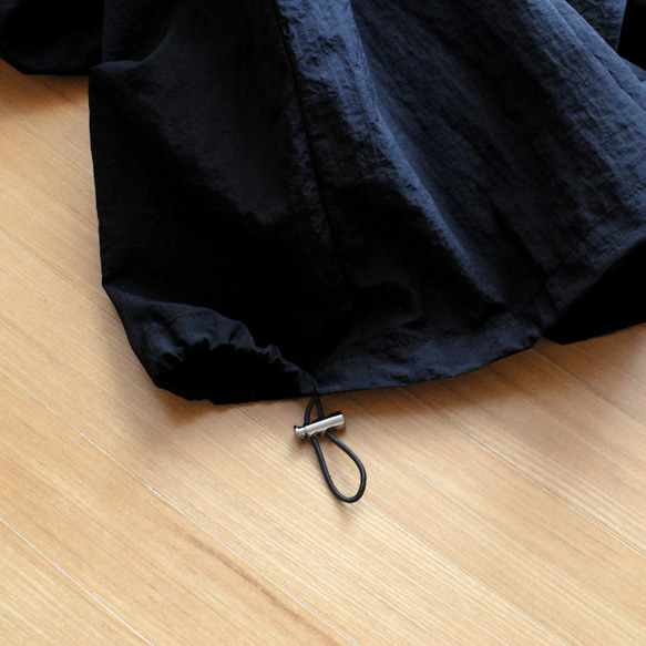 完美適逢換季，時尚休閒。抽繩可調式輪廓。層疊夾克。黑色。 第10張的照片