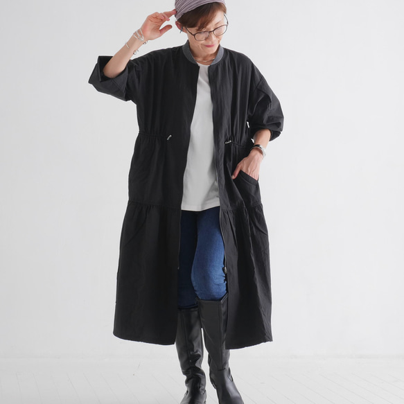 完美適逢換季，時尚休閒。抽繩可調式輪廓。層疊夾克。黑色。 第1張的照片