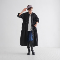 完美適逢換季，時尚休閒。抽繩可調式輪廓。層疊夾克。黑色。 第2張的照片