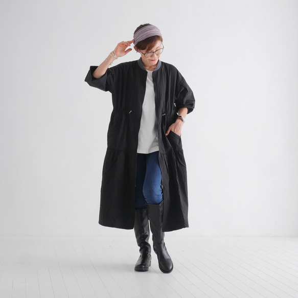 完美適逢換季，時尚休閒。抽繩可調式輪廓。層疊夾克。黑色。 第2張的照片