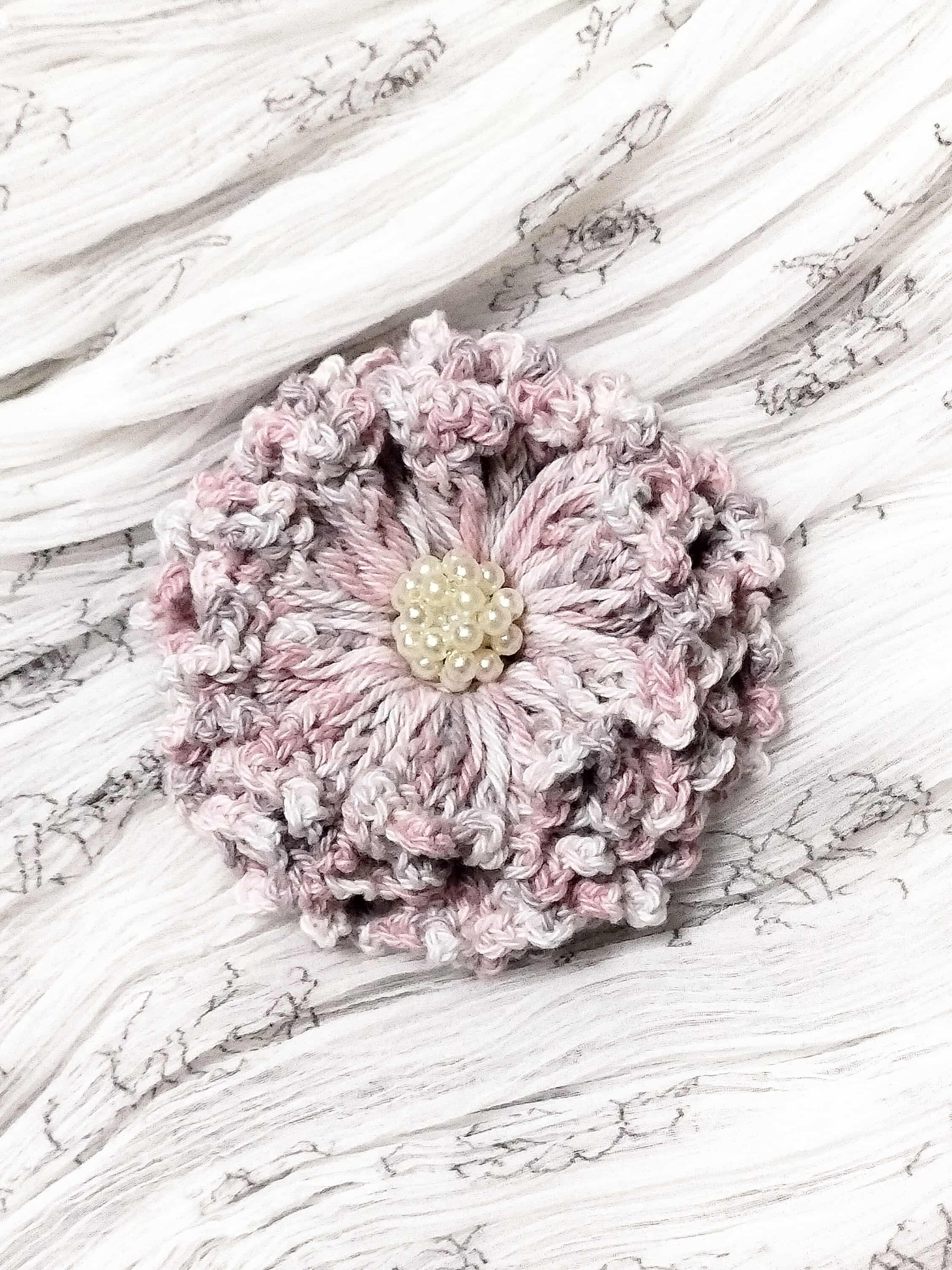 大人の普段使いコサージュ（ピンク）｜手編み・顔映え効果・選べるパール・マグネット式