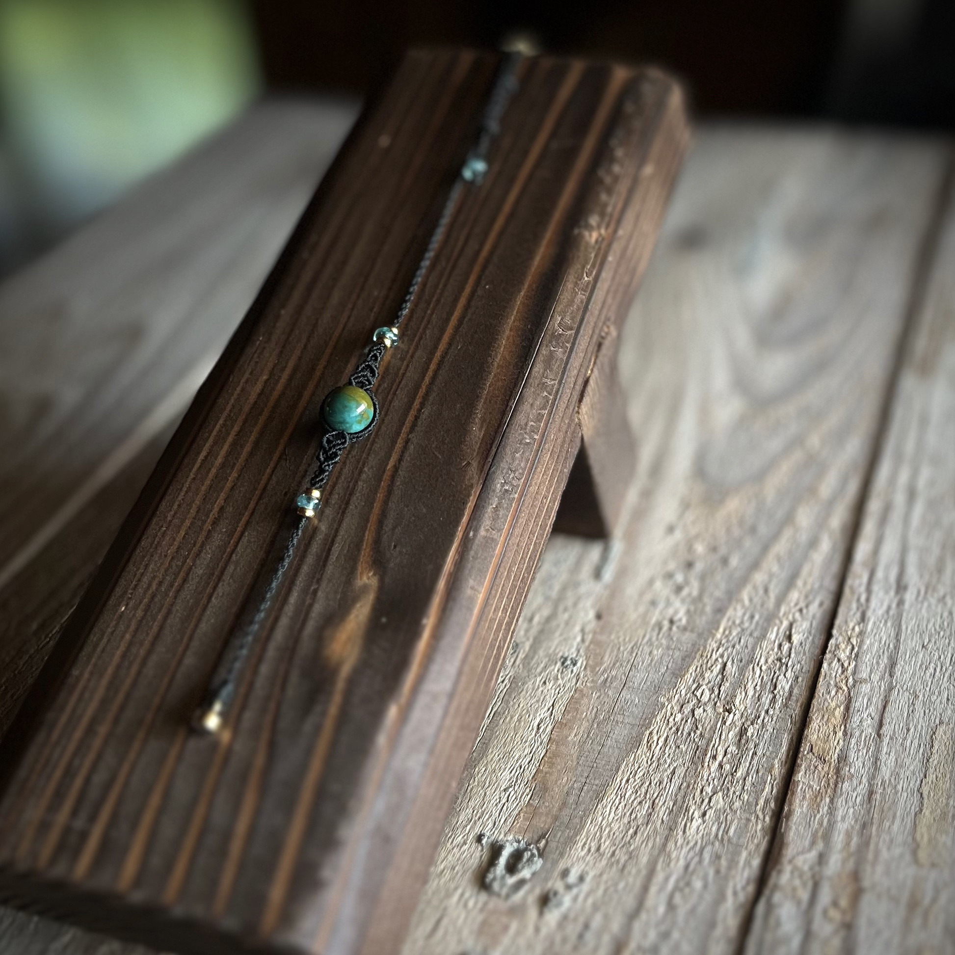 ブルーオパールのマクラメブレスレット