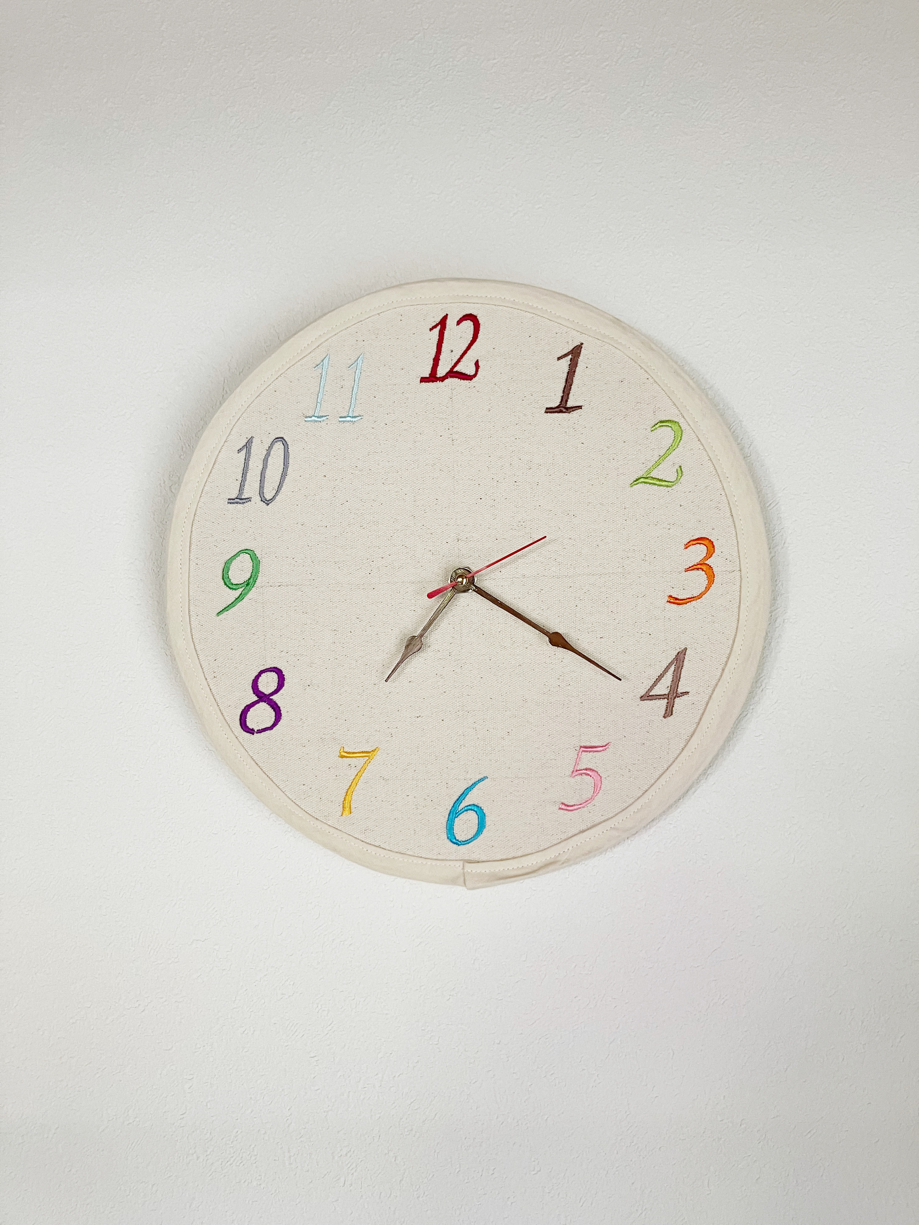 カラフルな数字の刺繍壁掛け時計