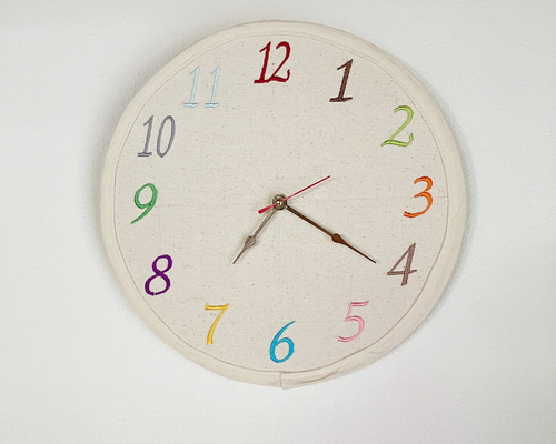 刺繍　壁掛け時計　ぶりこ付き カラフルな数字の刺繍壁掛け時計 掛け時計・置き時計 wisteriacolors