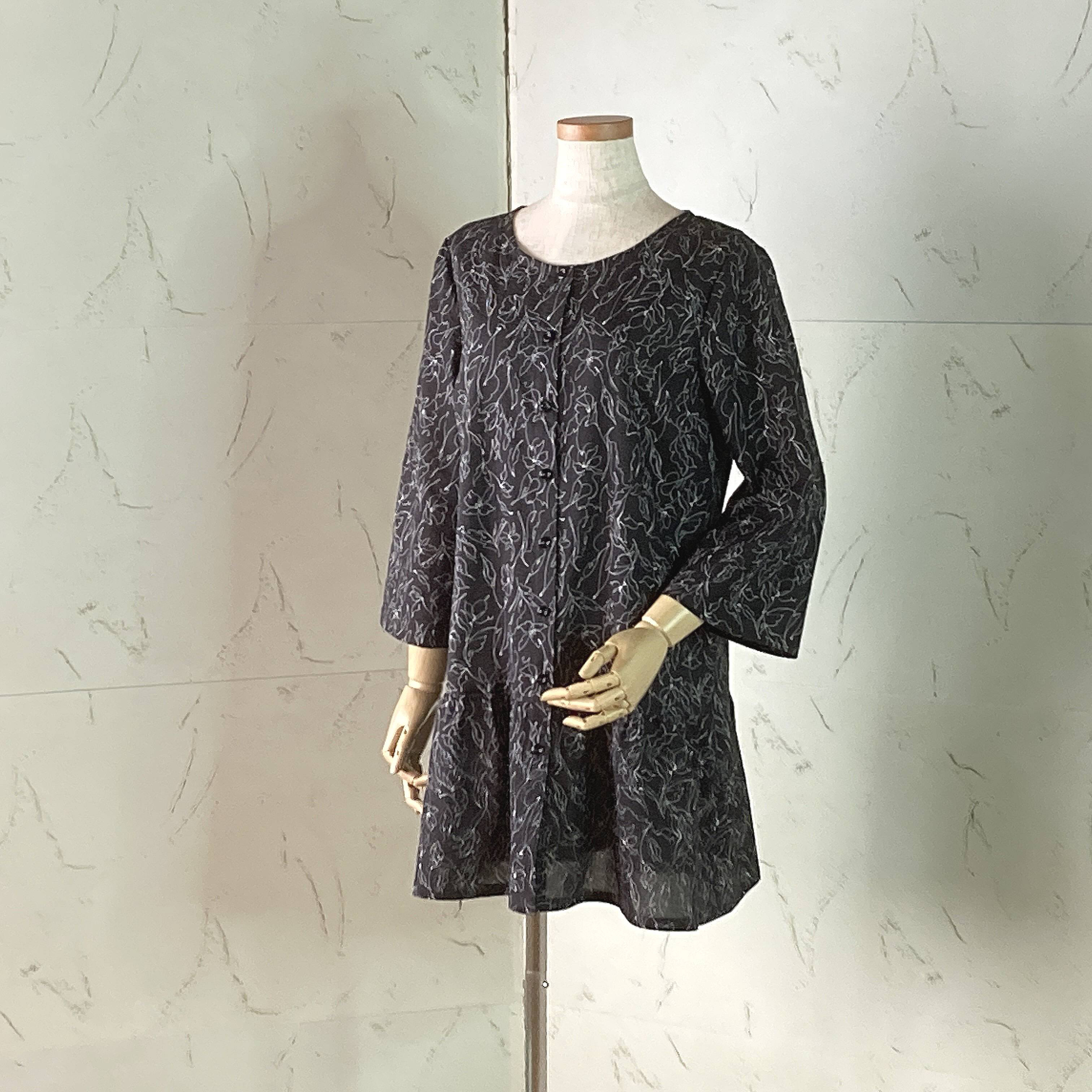 ラインフラワー・黒のコットンローン　パゴダスリーブのローウエスト・ペプラムロングブラウス　11号　着丈80