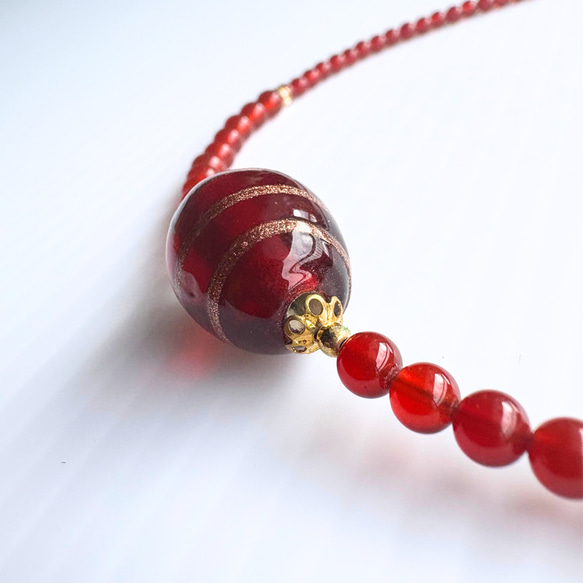 【D32】　大人女性に似合う赤の輝き｜レッド&ブロンズとんぼ玉×赤めのう×ガーネット ネックレス　天然石ビーズ 4枚目の画像