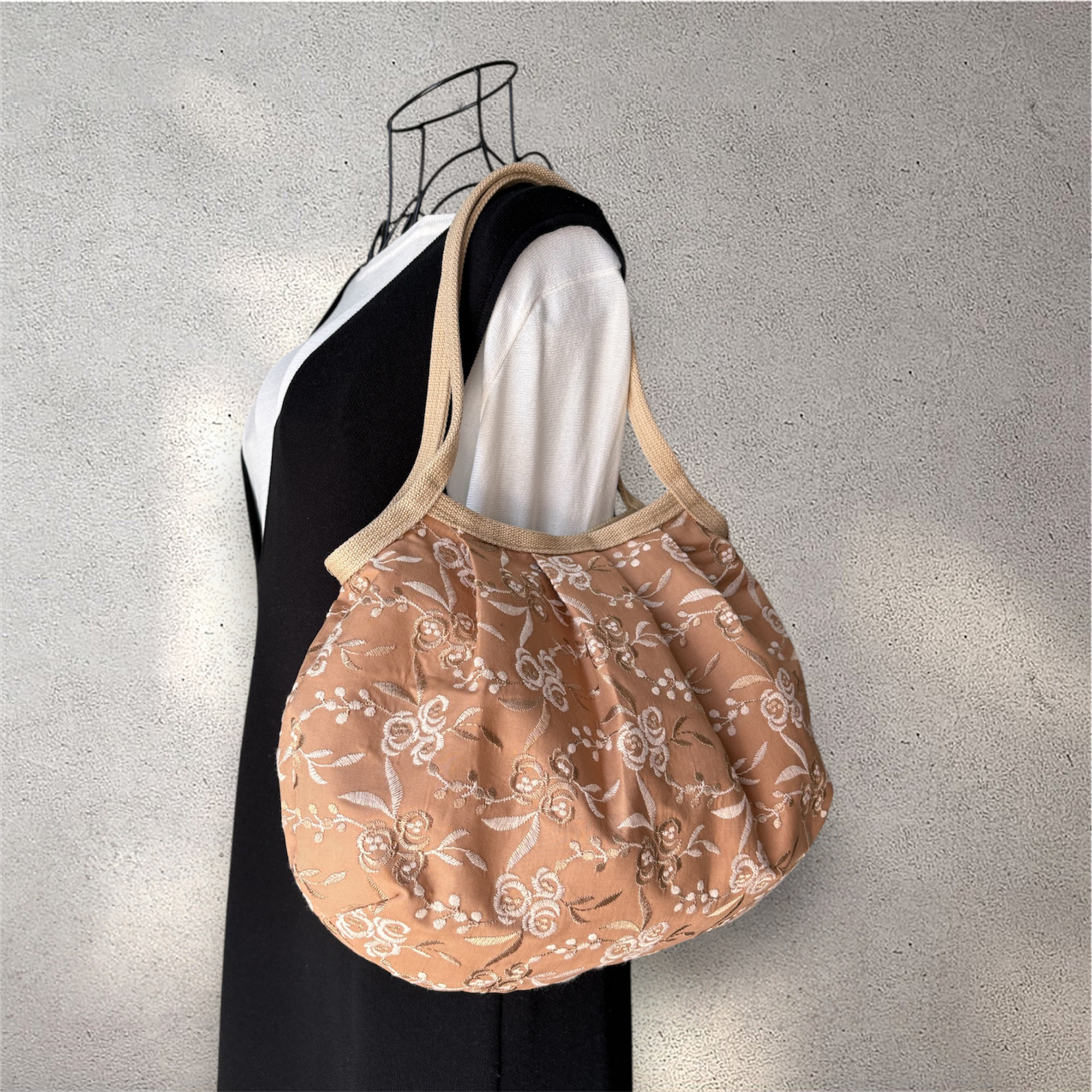 コロンと可愛いショルダーグラニーバッグ ローズ刺繍レース キャメル ◎選べる2サイズ コロンと可愛いショルダーグラニーバッグ ローズ刺繍レース キャメル ◎選べる2サイズ