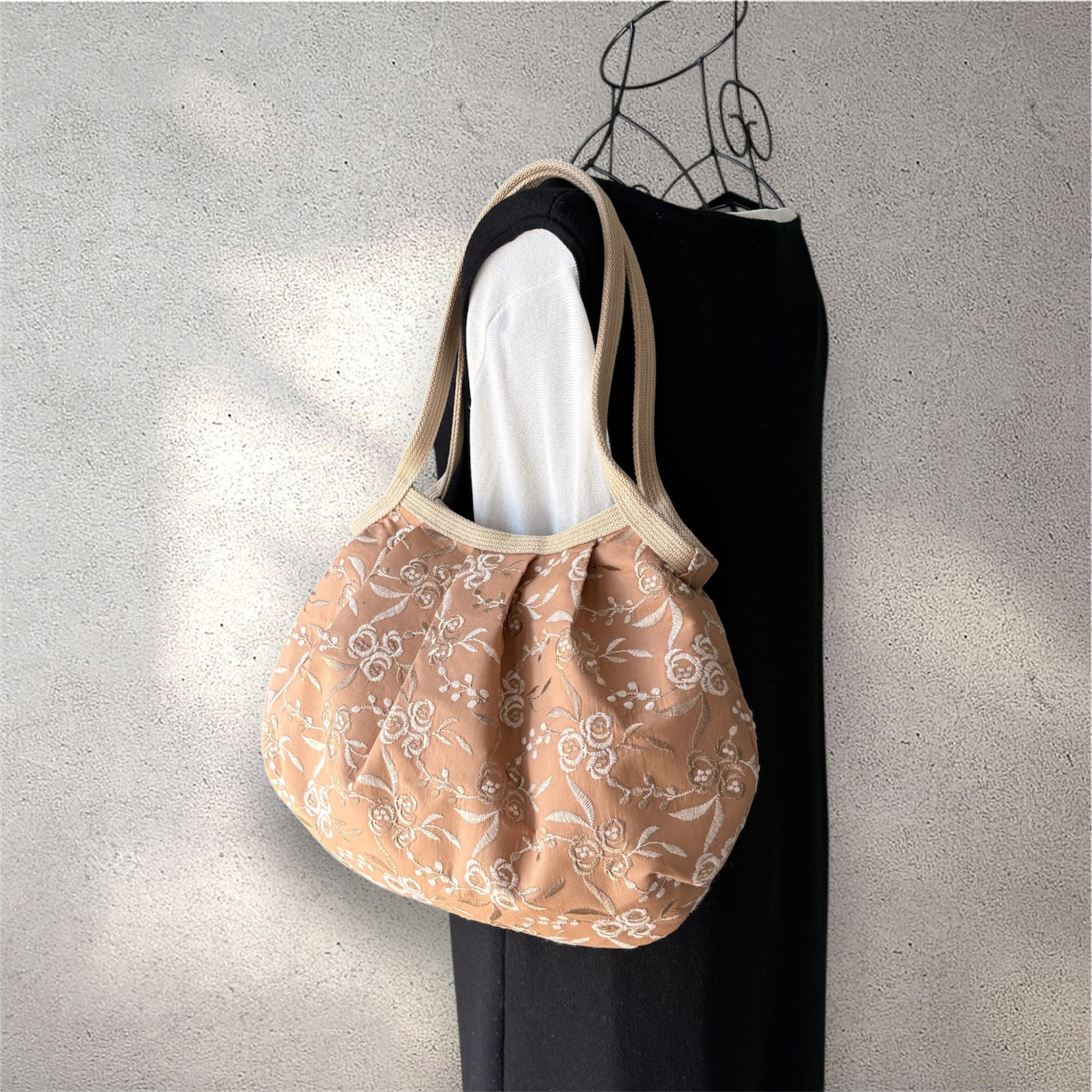 コロンと可愛いショルダーグラニーバッグ ローズ刺繍レース キャメル ◎選べる2サイズ コロンと可愛いショルダーグラニーバッグ ローズ刺繍レース キャメル ◎選べる2サイズ