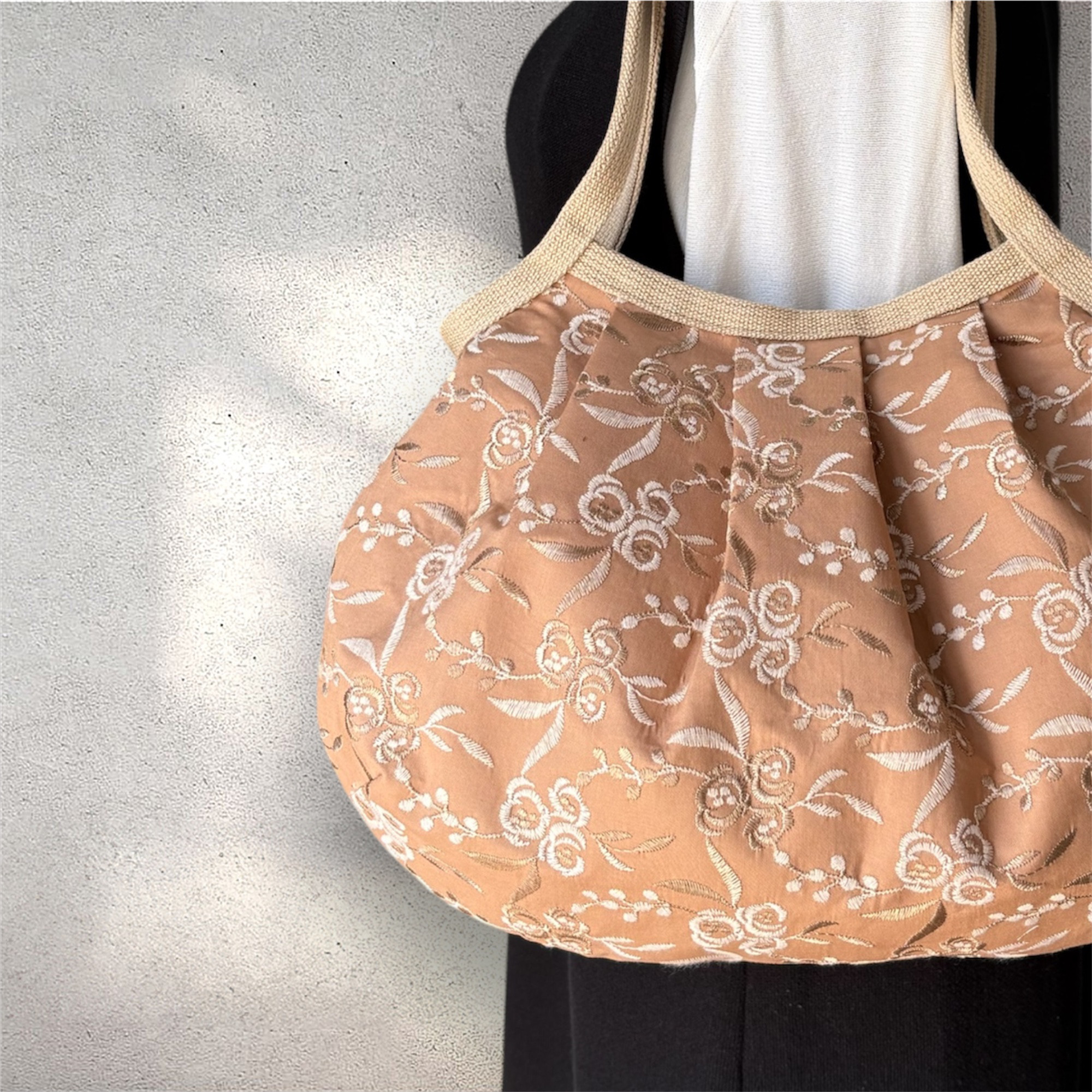 コロンと可愛いショルダーグラニーバッグ　ローズ刺繍レース  キャメル　◎選べる2サイズ