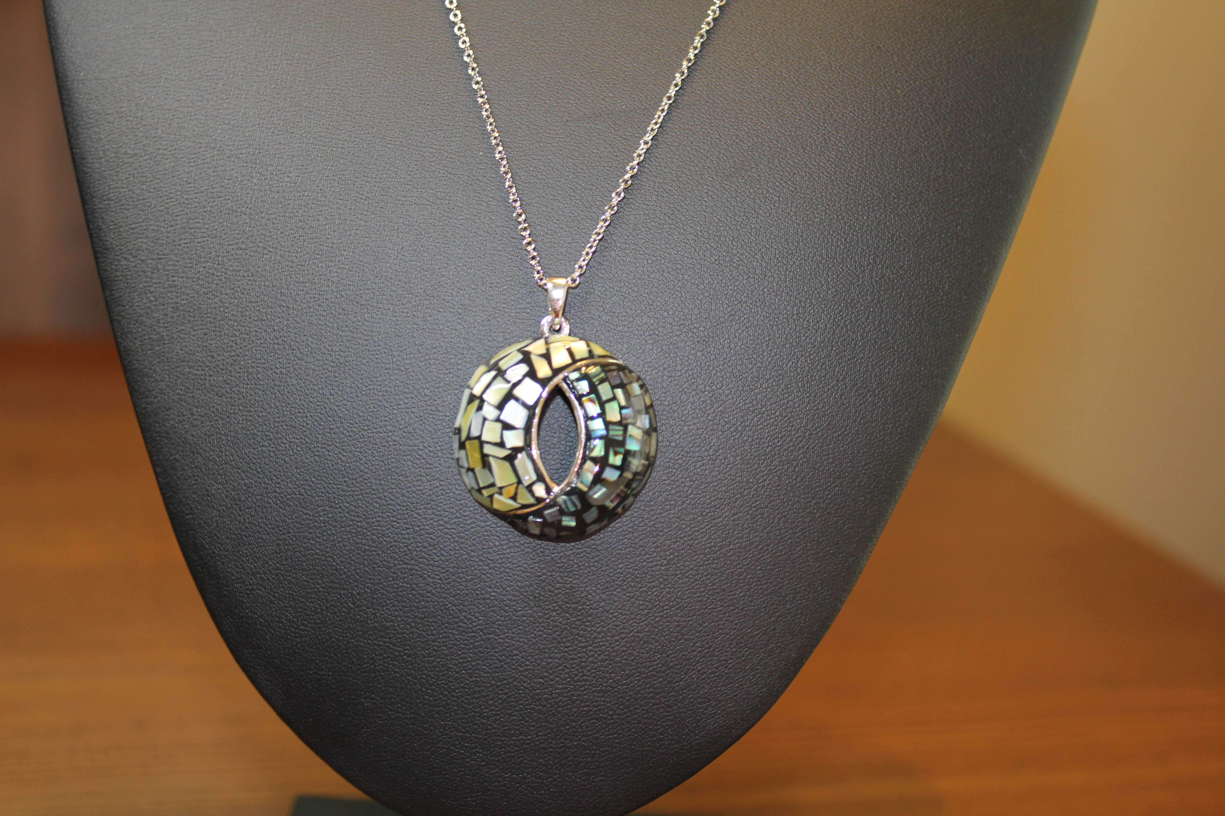 2つの貝を使用した螺鈿アートネックレス — 光を抱きこんだ立体デザイン