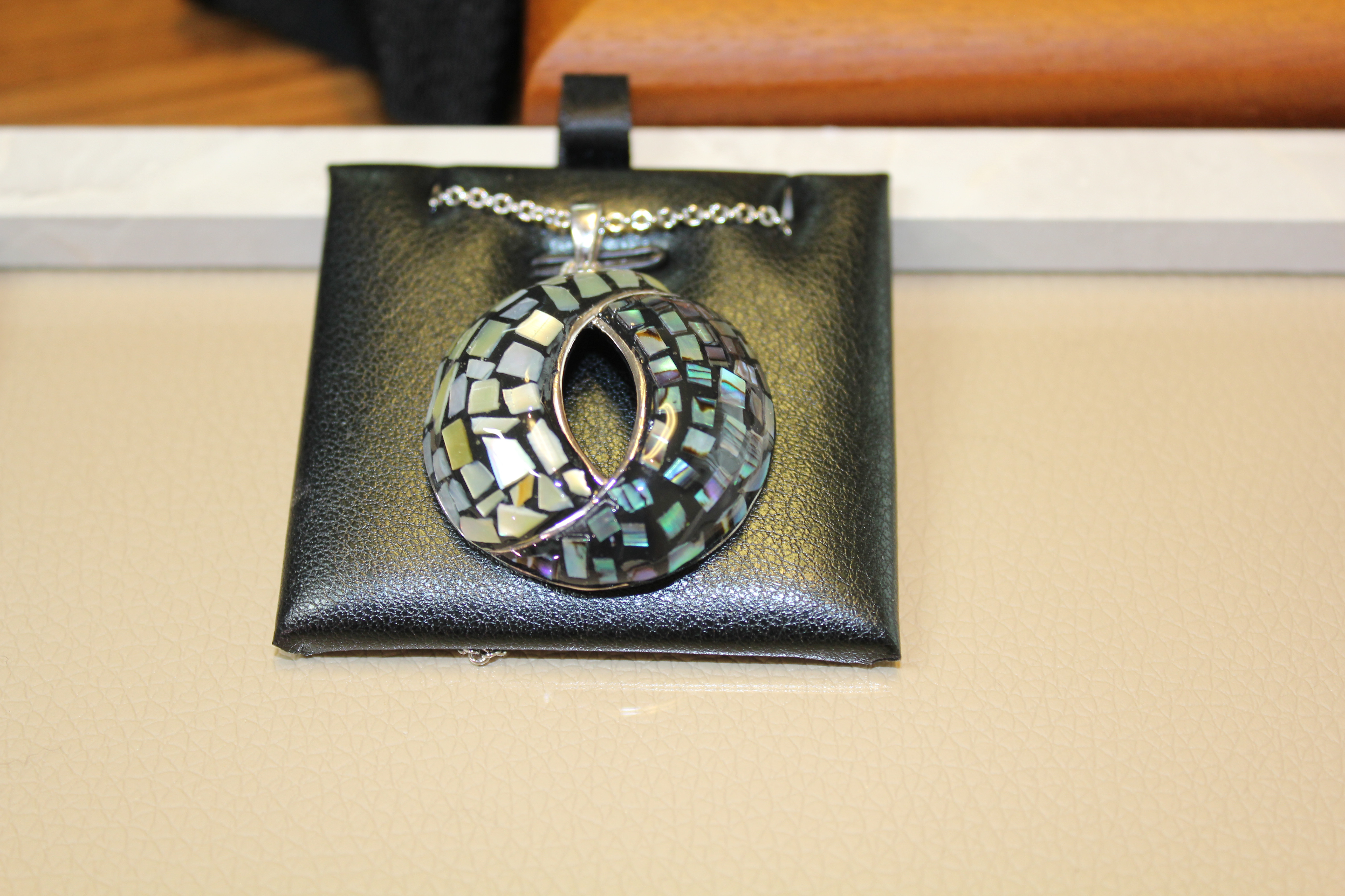 2つの貝を使用した螺鈿アートネックレス — 光を抱きこんだ立体デザイン