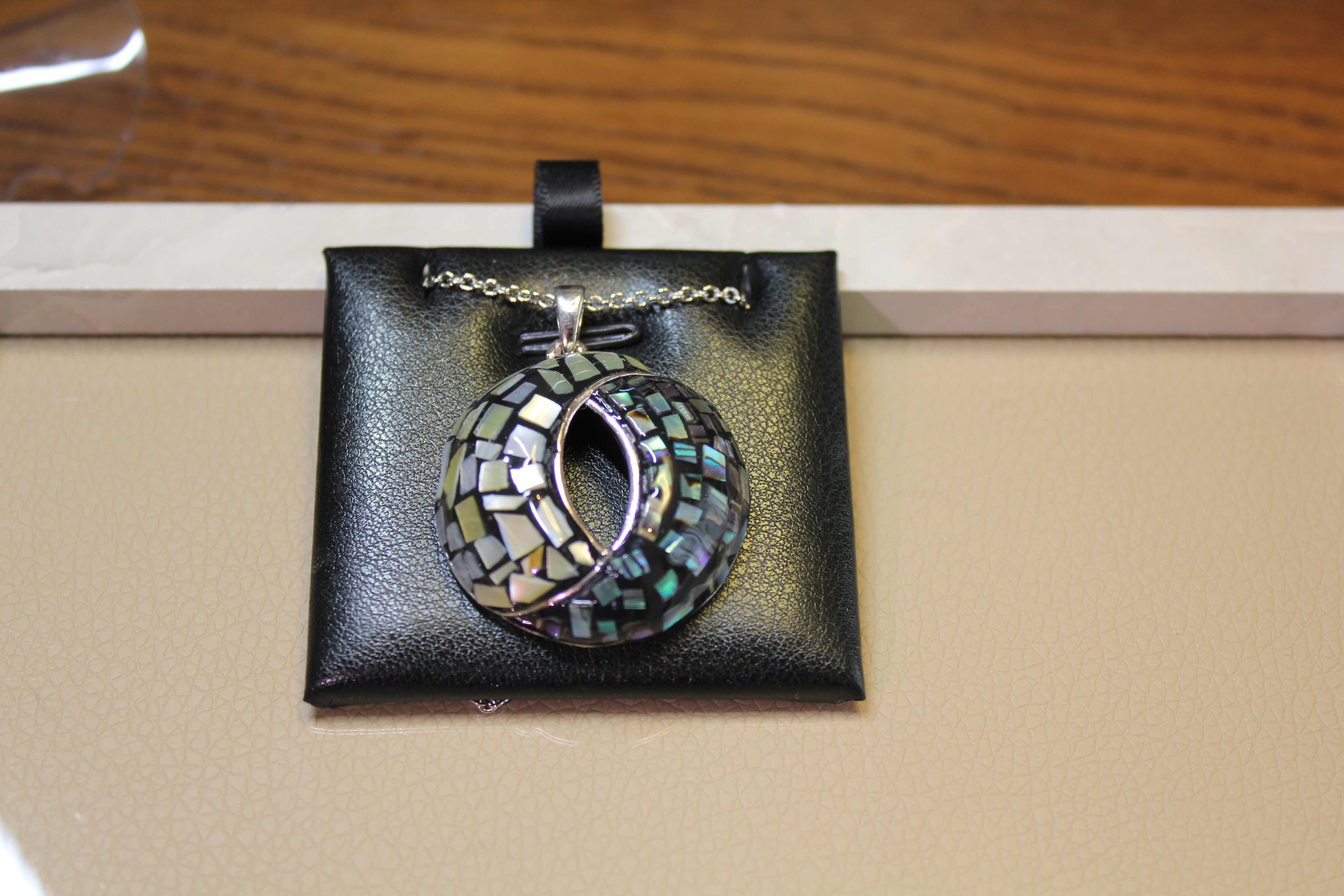 2つの貝を使用した螺鈿アートネックレス — 光を抱きこんだ立体デザイン