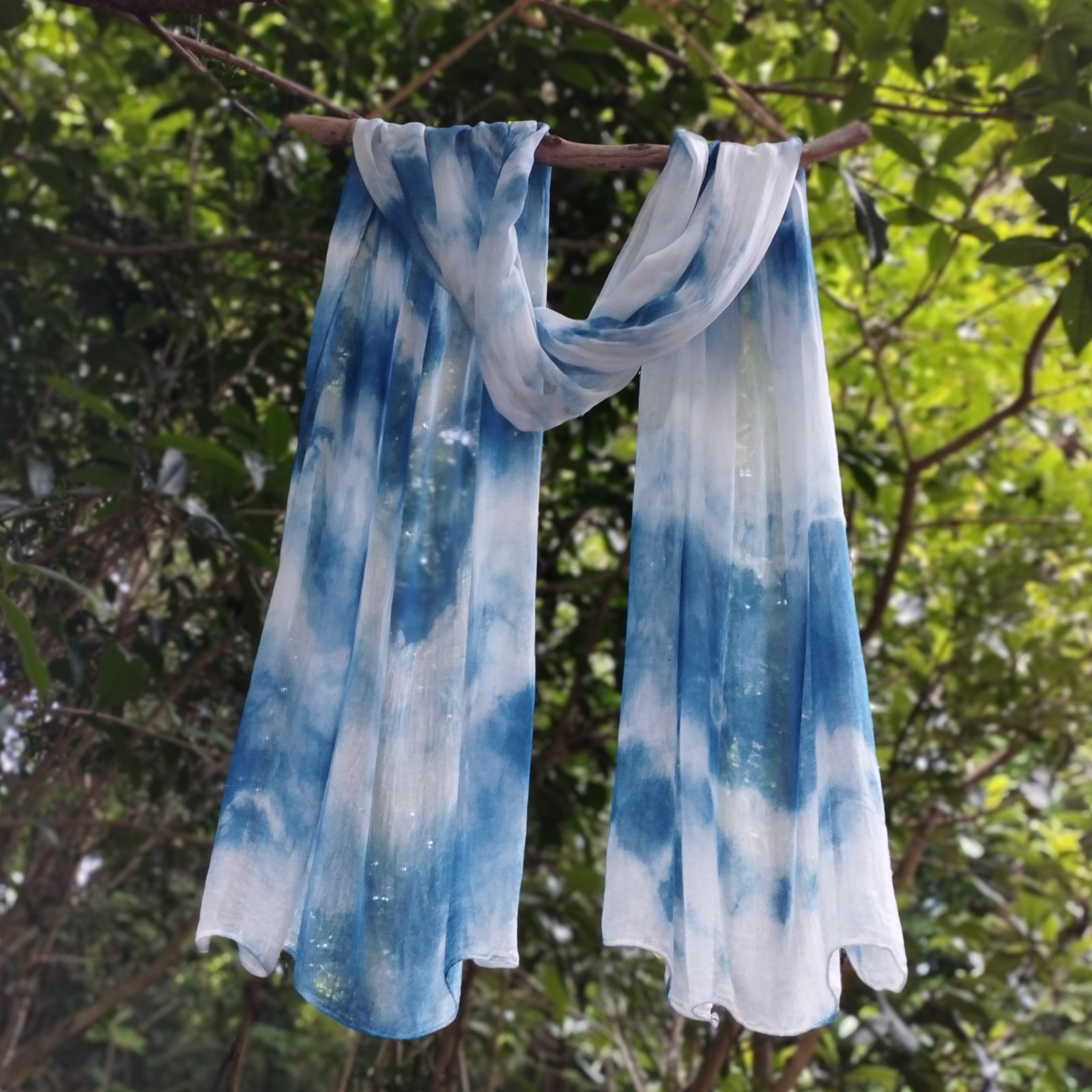 薄雲模様の藍染めソフトバンブーストール（屋久島産琉球藍の青色）【Creema限定1点もの】NO.1