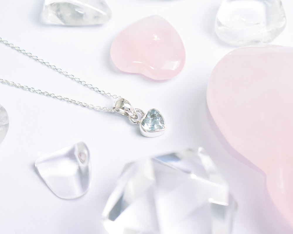 透明ブルーが可愛い！小さなハートのアクアマリンシルバーネックレス　シルバー925　天然石　ネックレス