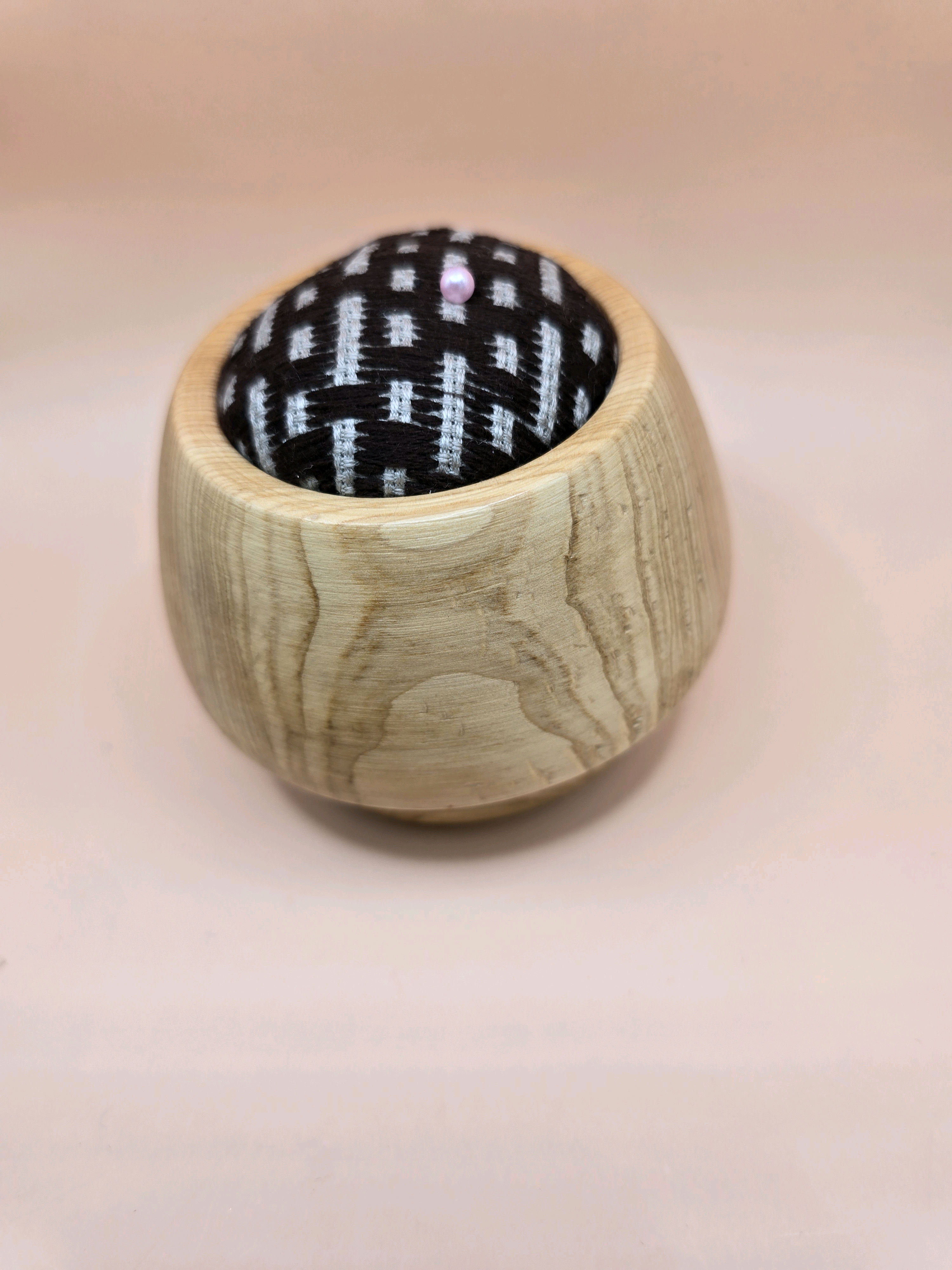 こぎんの詩　懐かしい土の香り　アカエゾマツ(赤蝦夷松)のピンクッション