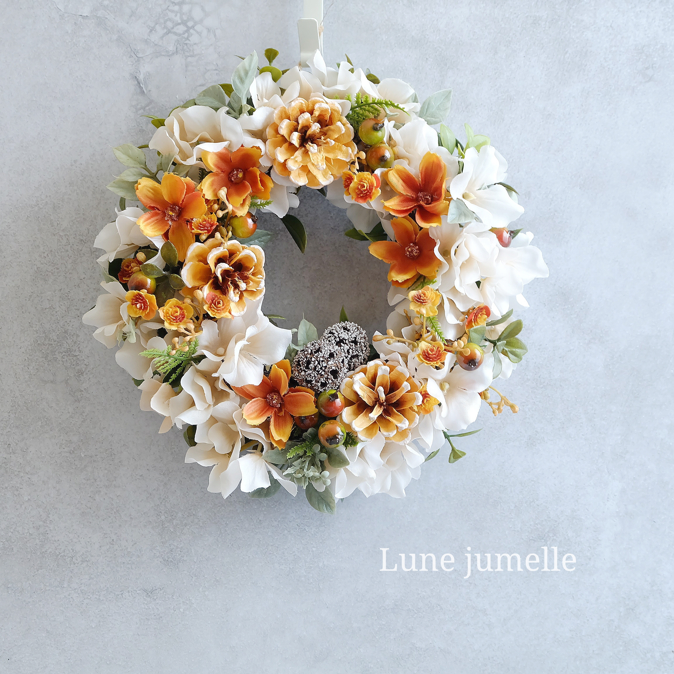 秋の彩りと冬の気配を楽しむナチュラルリース(アーティフィシャルフラワー)｜造花　アートフラワー　玄関　ハロウィン　ギフト 4,720円