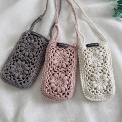 ぷっくり花のスマホショルダー　wool 1枚目の画像