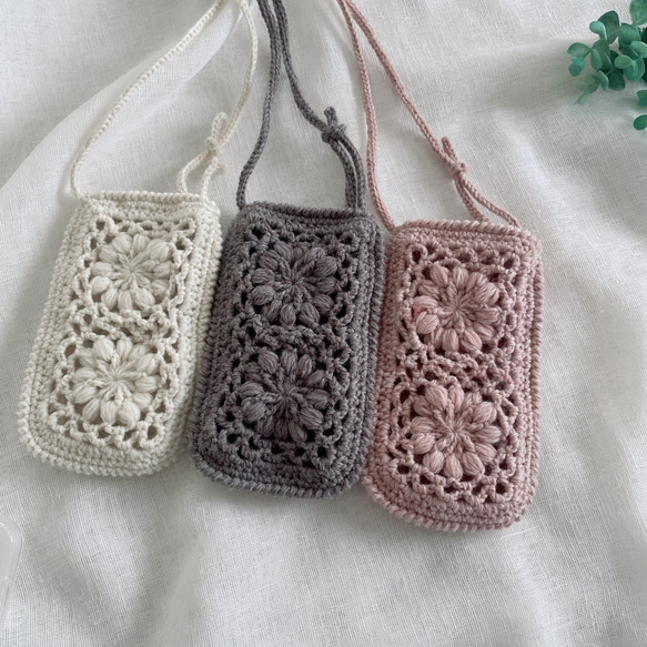 ぷっくり花のスマホショルダー　wool 2枚目の画像