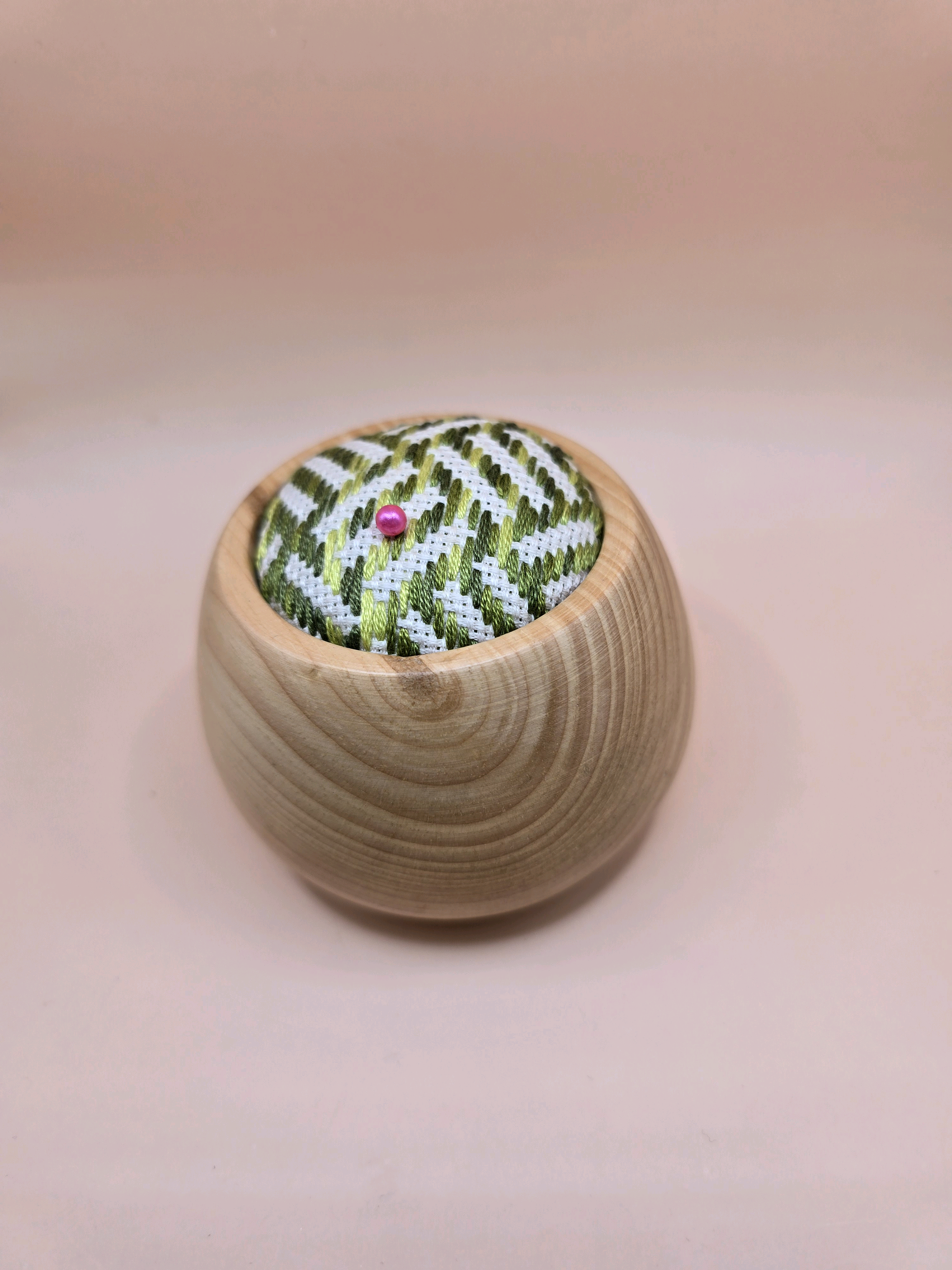 こぎんの詩　美しい伝統刺繍　アカエゾマツ(赤蝦夷松)のピンクッション