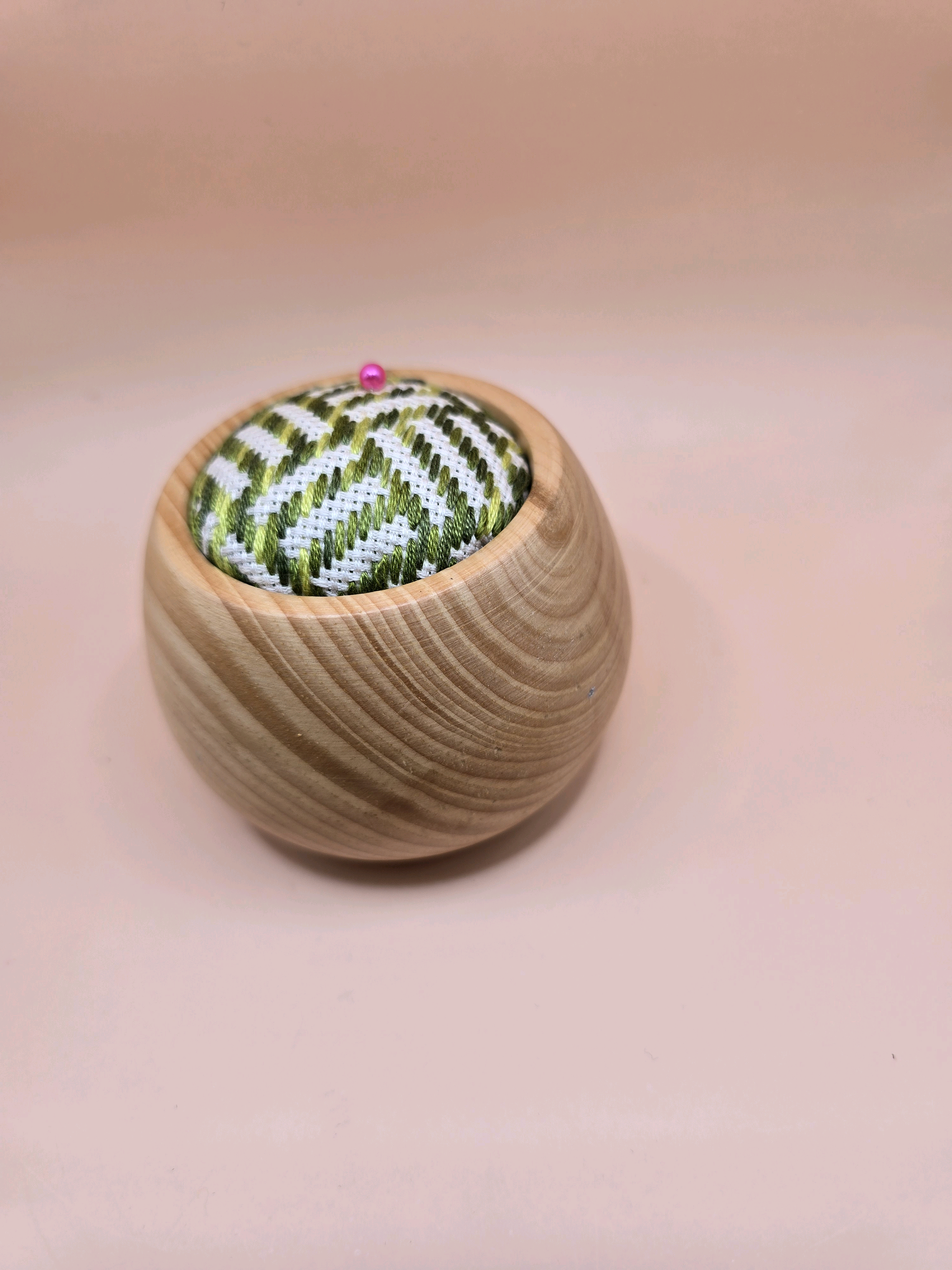 こぎんの詩　美しい伝統刺繍　アカエゾマツ(赤蝦夷松)のピンクッション