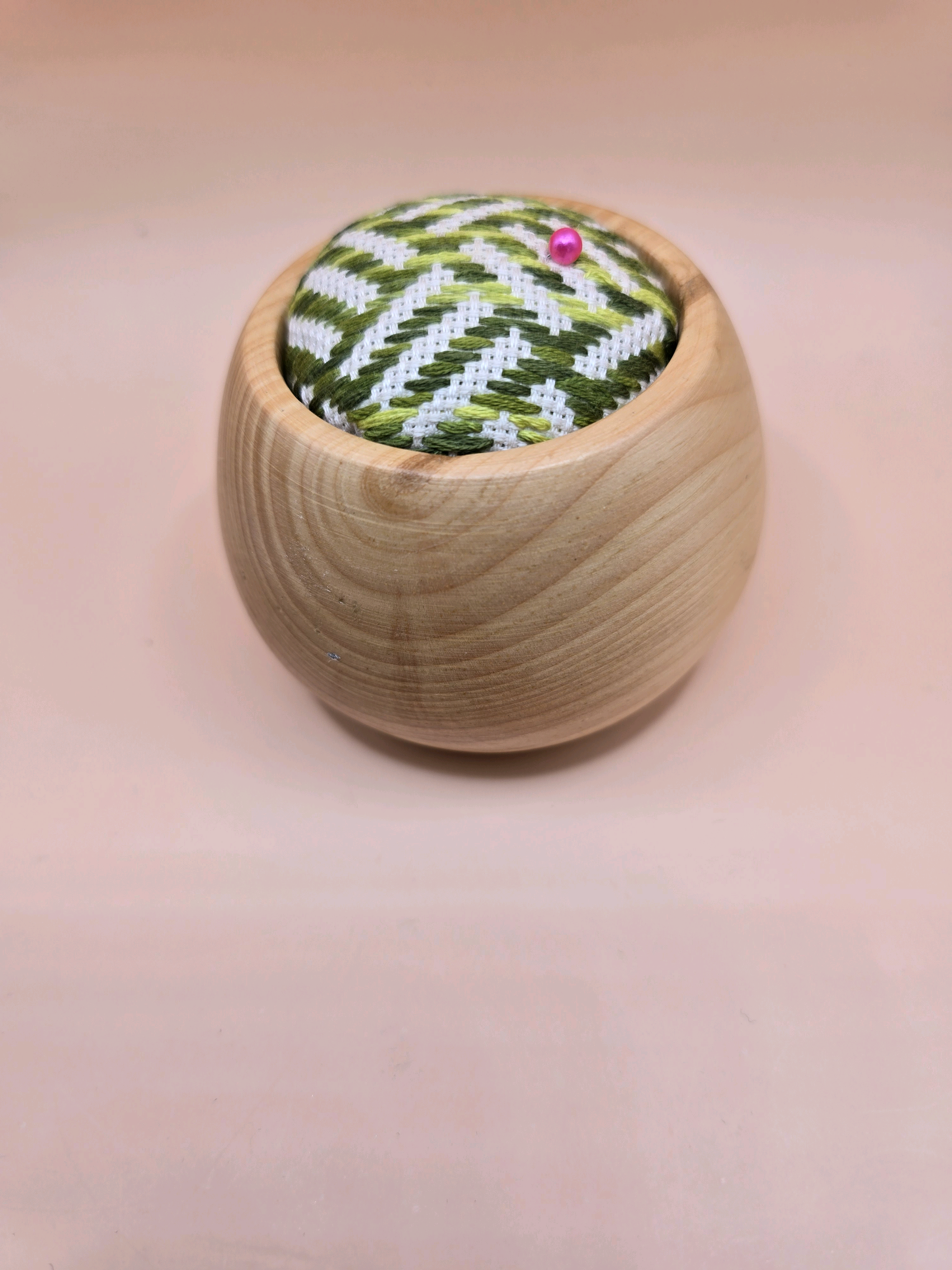 こぎんの詩　美しい伝統刺繍　アカエゾマツ(赤蝦夷松)のピンクッション