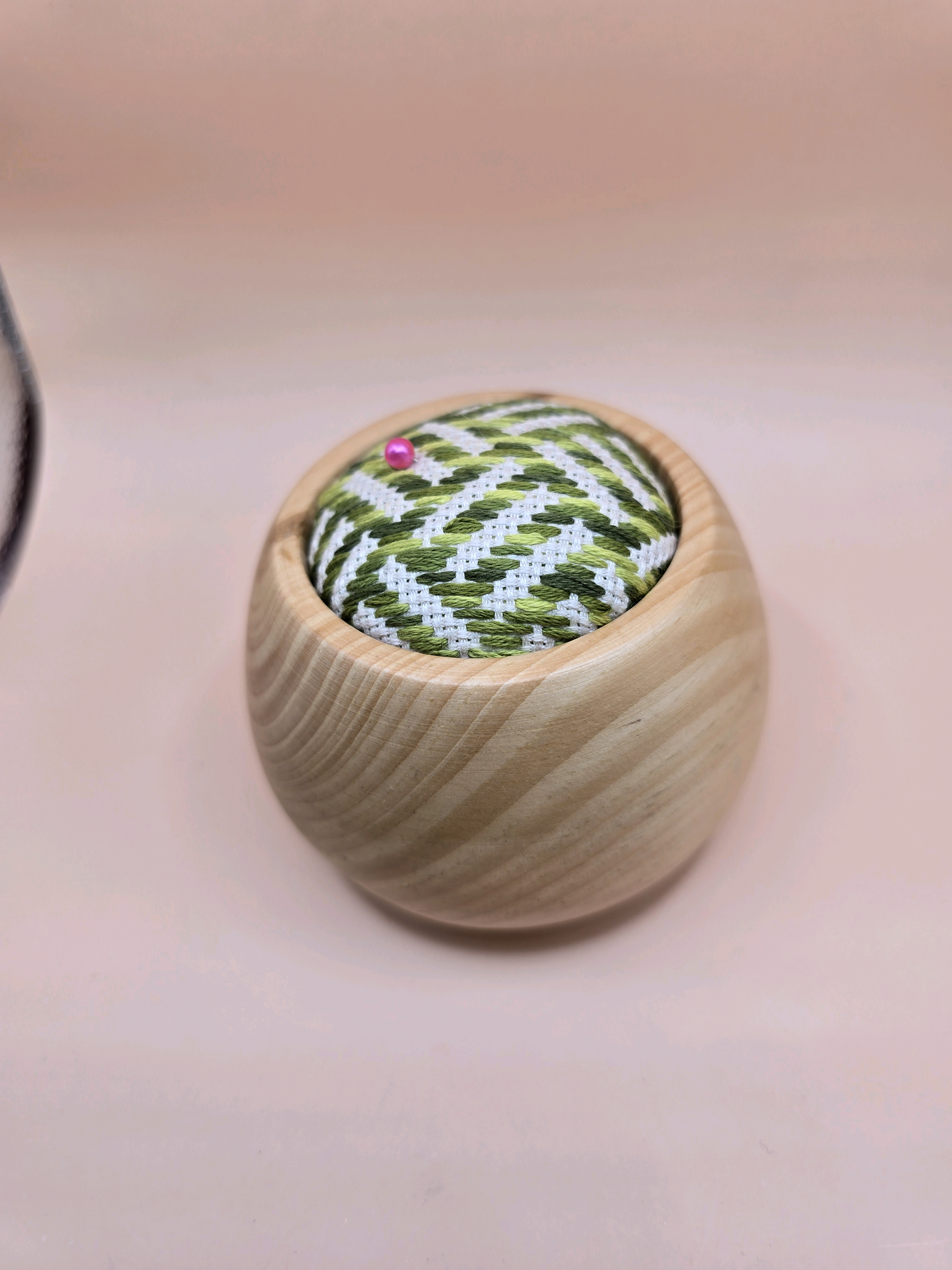 こぎんの詩　美しい伝統刺繍　アカエゾマツ(赤蝦夷松)のピンクッション