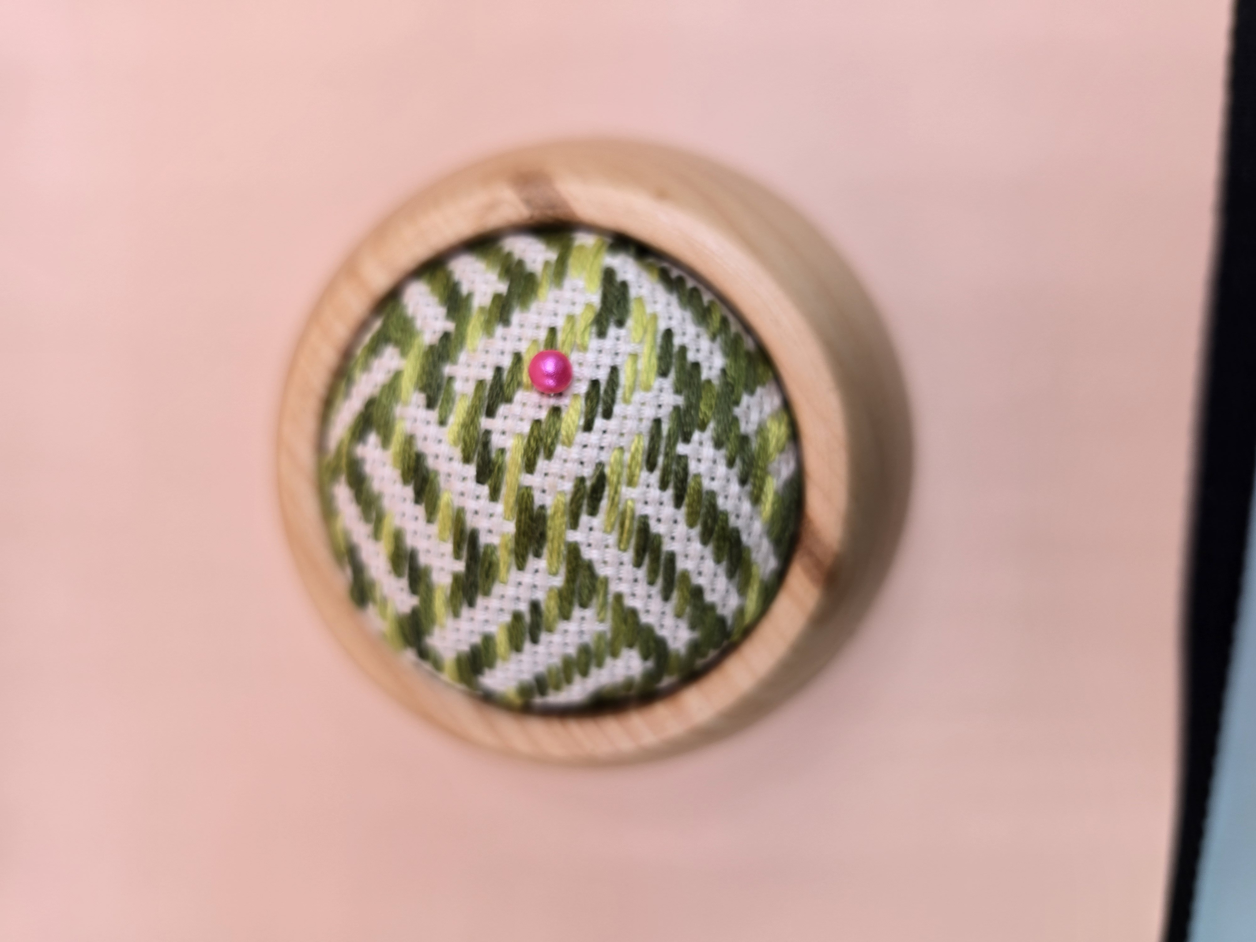 こぎんの詩　美しい伝統刺繍　アカエゾマツ(赤蝦夷松)のピンクッション