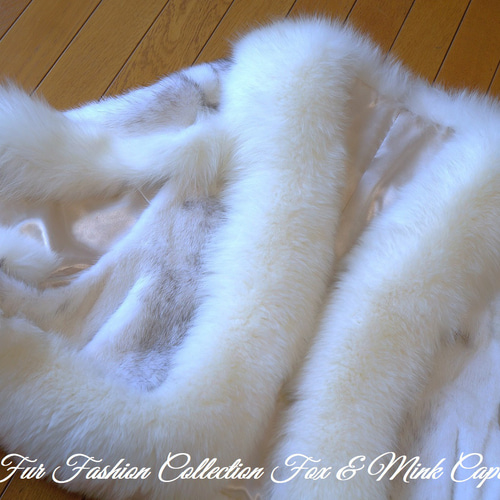 街角でひときわ目を引く☆大人可愛いホワイトフォックスファー×クロス