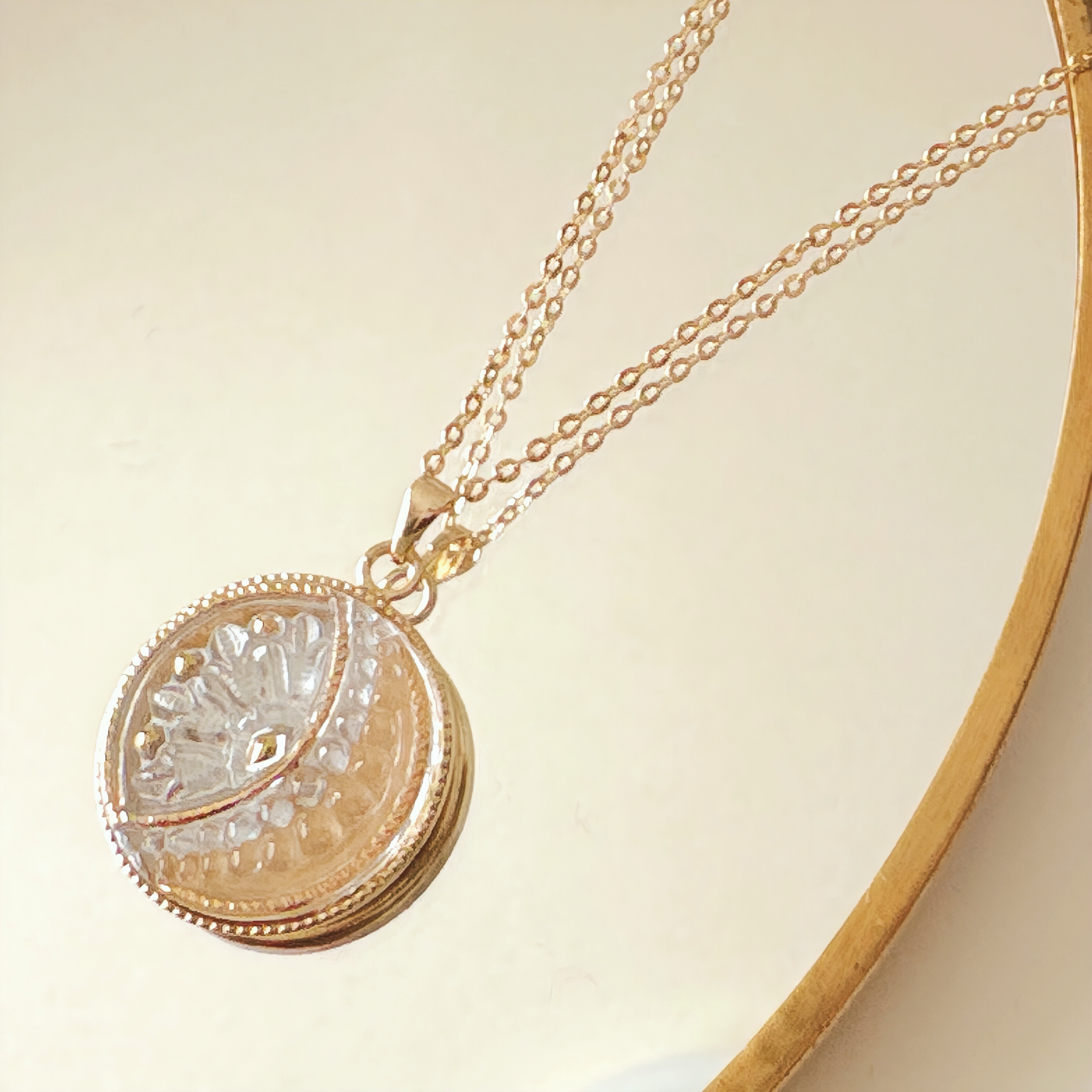 月と星が輝くチェコガラスボタンネックレス・ゴールド｜60cmスライドボール付き・サージカルステンレス