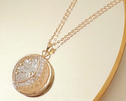 月と星が輝くチェコガラスボタンネックレス・ゴールド｜60cmスライド