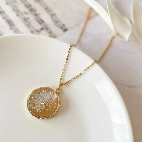 月と星が輝くチェコガラスボタンネックレス・ゴールド｜60cmスライド