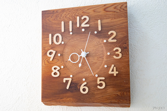 屋久杉千年の息遣いを感じさせる掛け時計 2枚目の画像