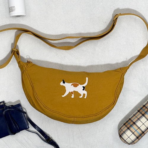 梅雨や旅行にも猫刺繍 ショルダーバッグ 斜め掛け 軽量 ナイロン ミニ