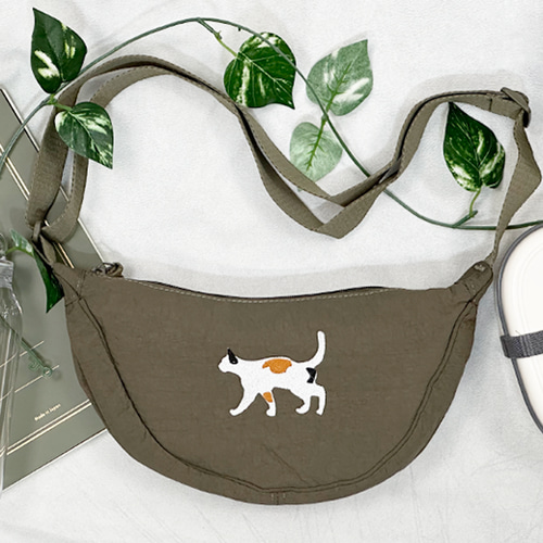 梅雨や旅行にも猫刺繍 ショルダーバッグ 斜め掛け 軽量 ナイロン ミニ