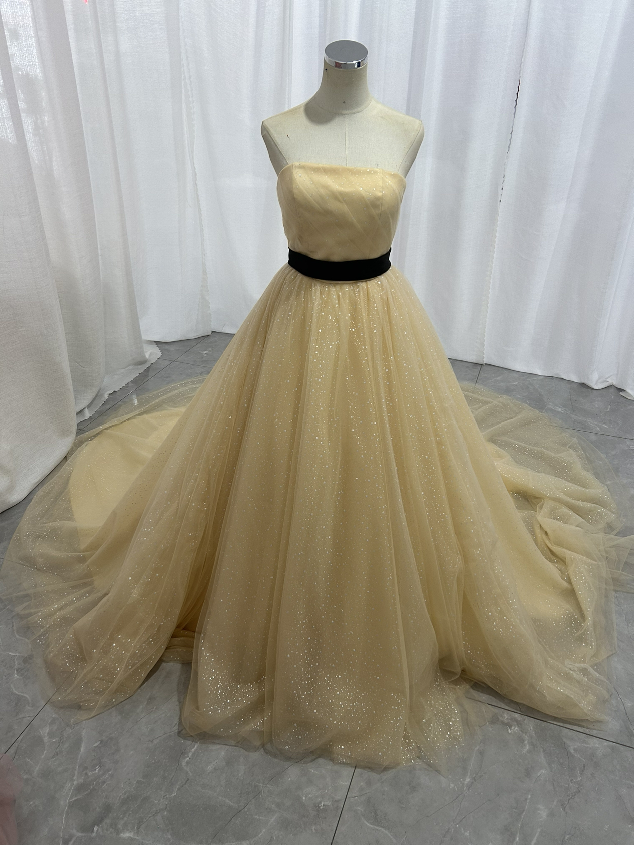 カラードレス シャンパン色 ベアトップ キラキラチュール サッシュベルト 披露宴