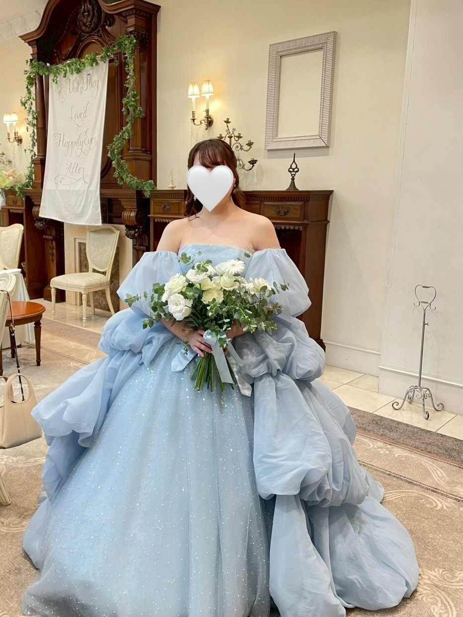 実例写真！カラードレス 水色 パフスリーブ ツーピース キラキラ光る刺繍 ラッフルフリル リボントレーン 結婚式