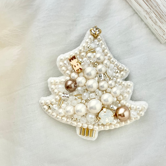 クリスマスツリーのビーズ刺繍ブローチ｜ブラウン×ゴールド