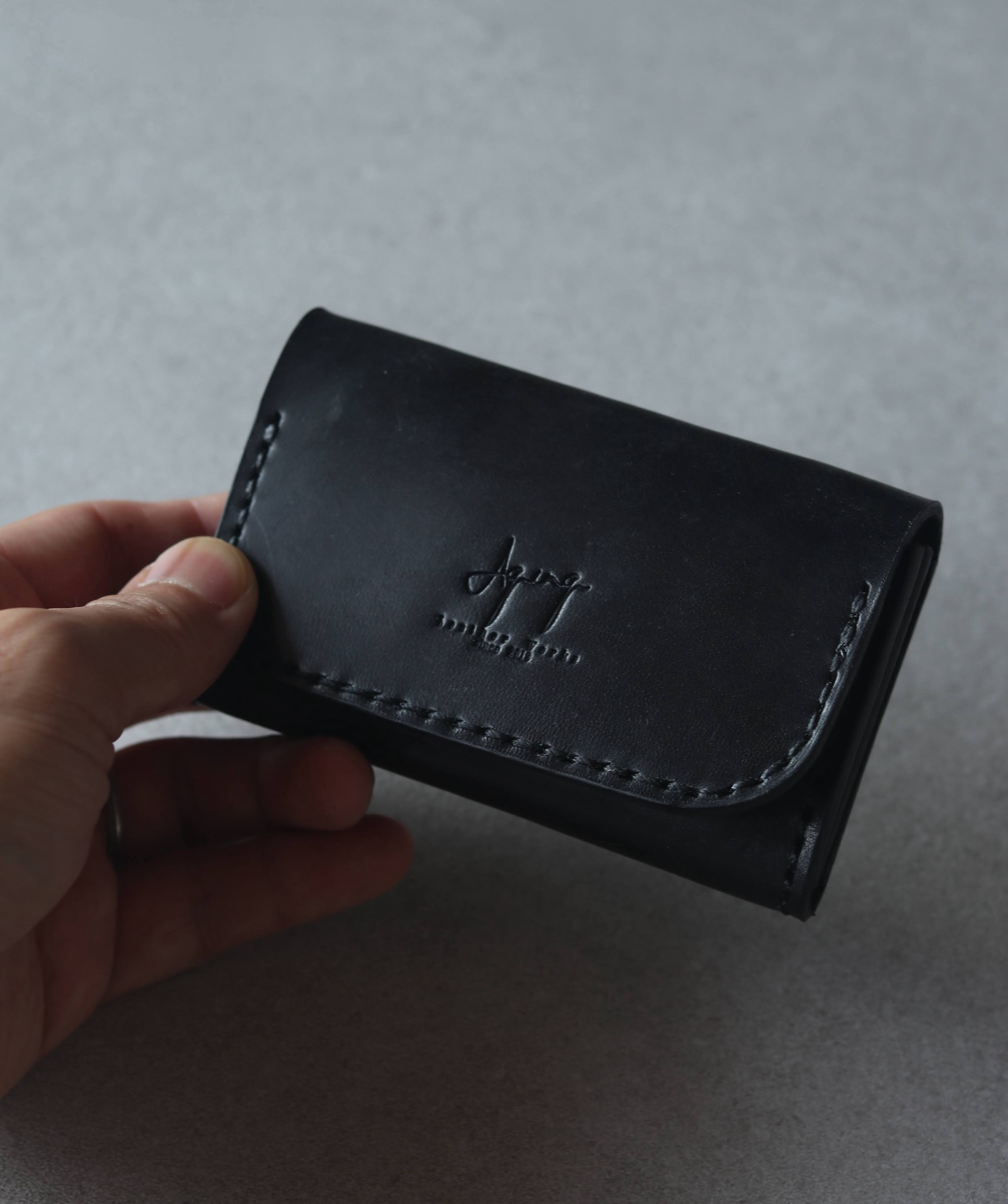 大人のビジネスに映える ブラック本革名刺入れ・カードケース｜ミッスーリレザー仕切り付き