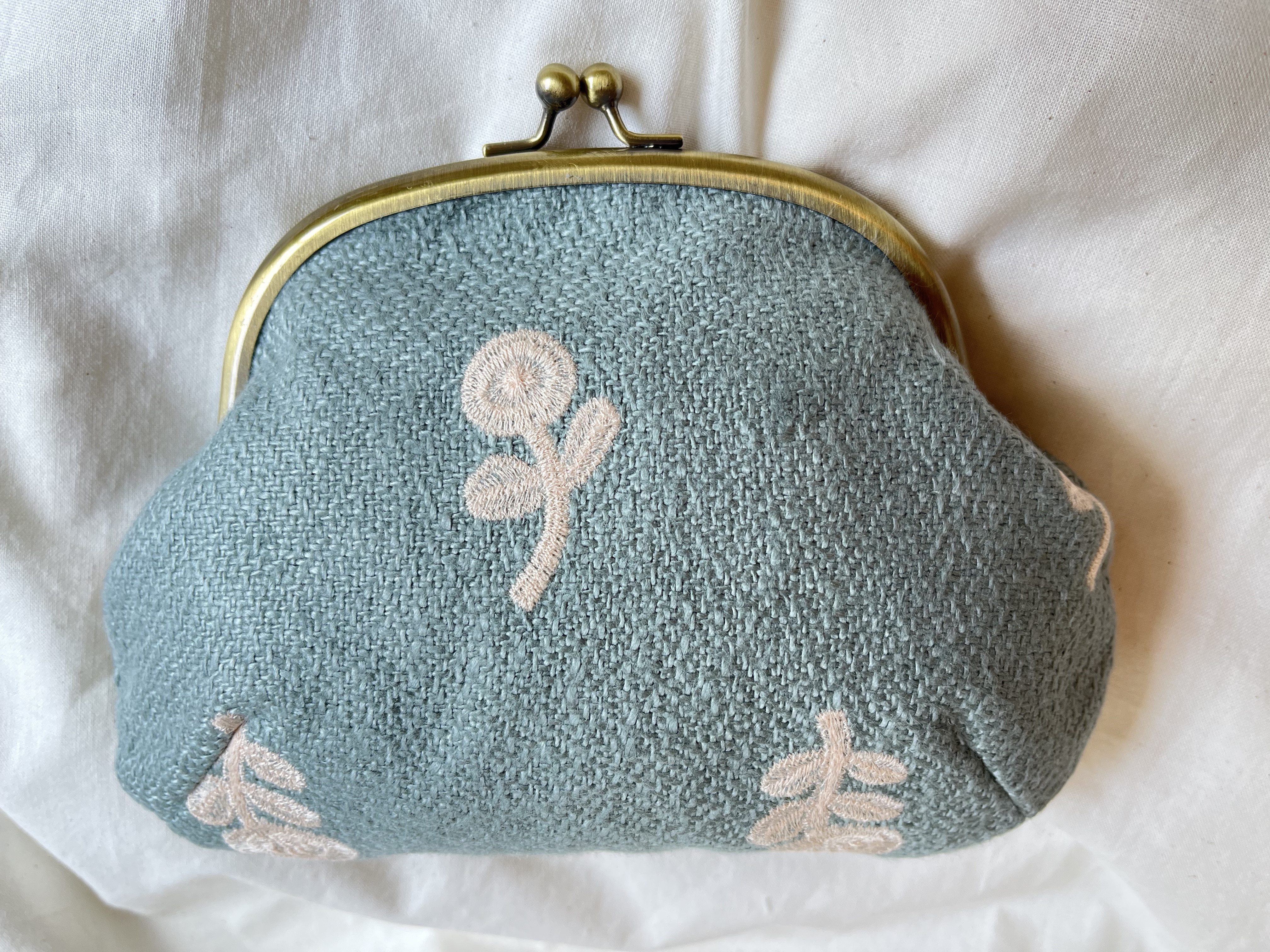 手にするだけで心ときめく、大きながま口ポーチ（bonheur)