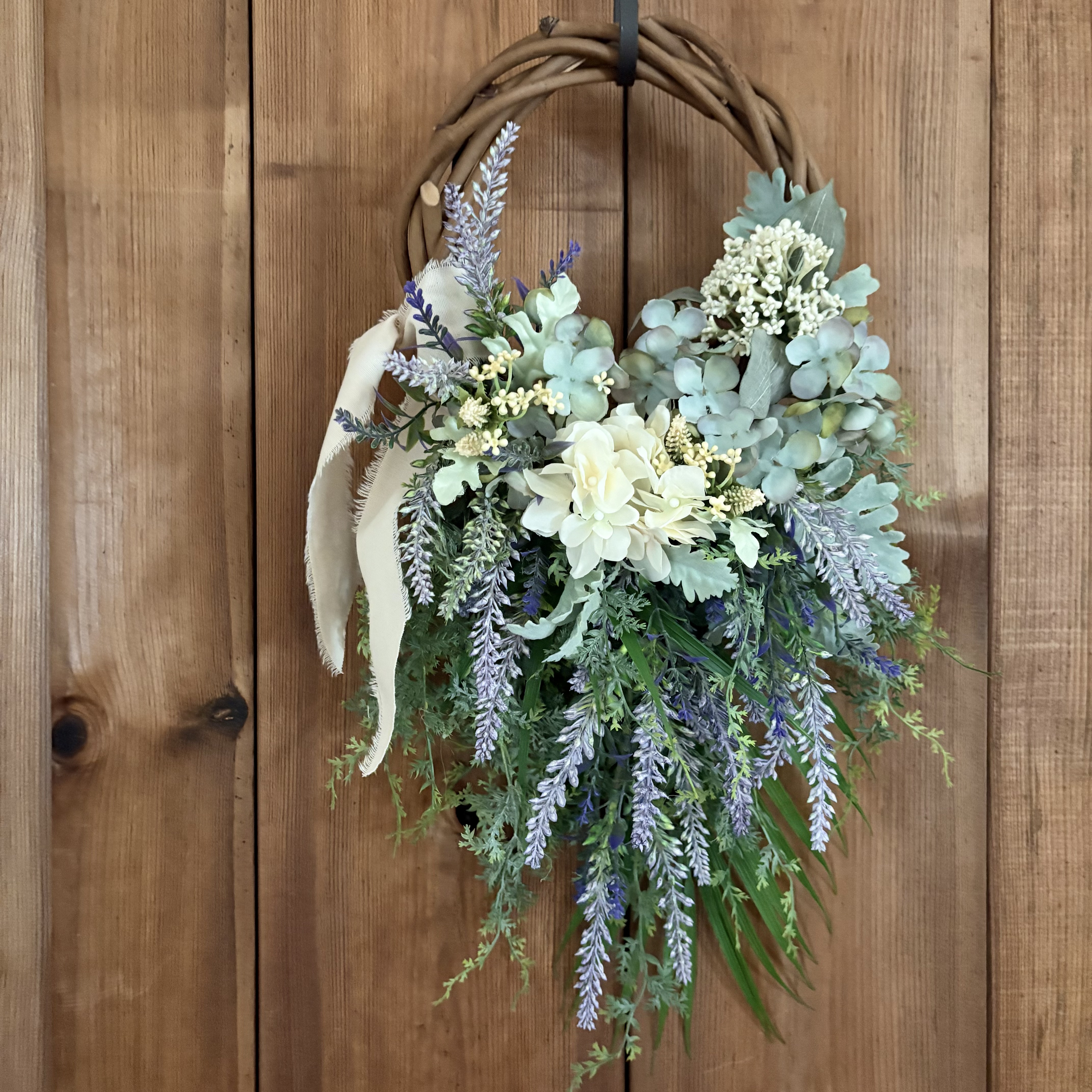 清らかなペールカラーのラベンダーリース