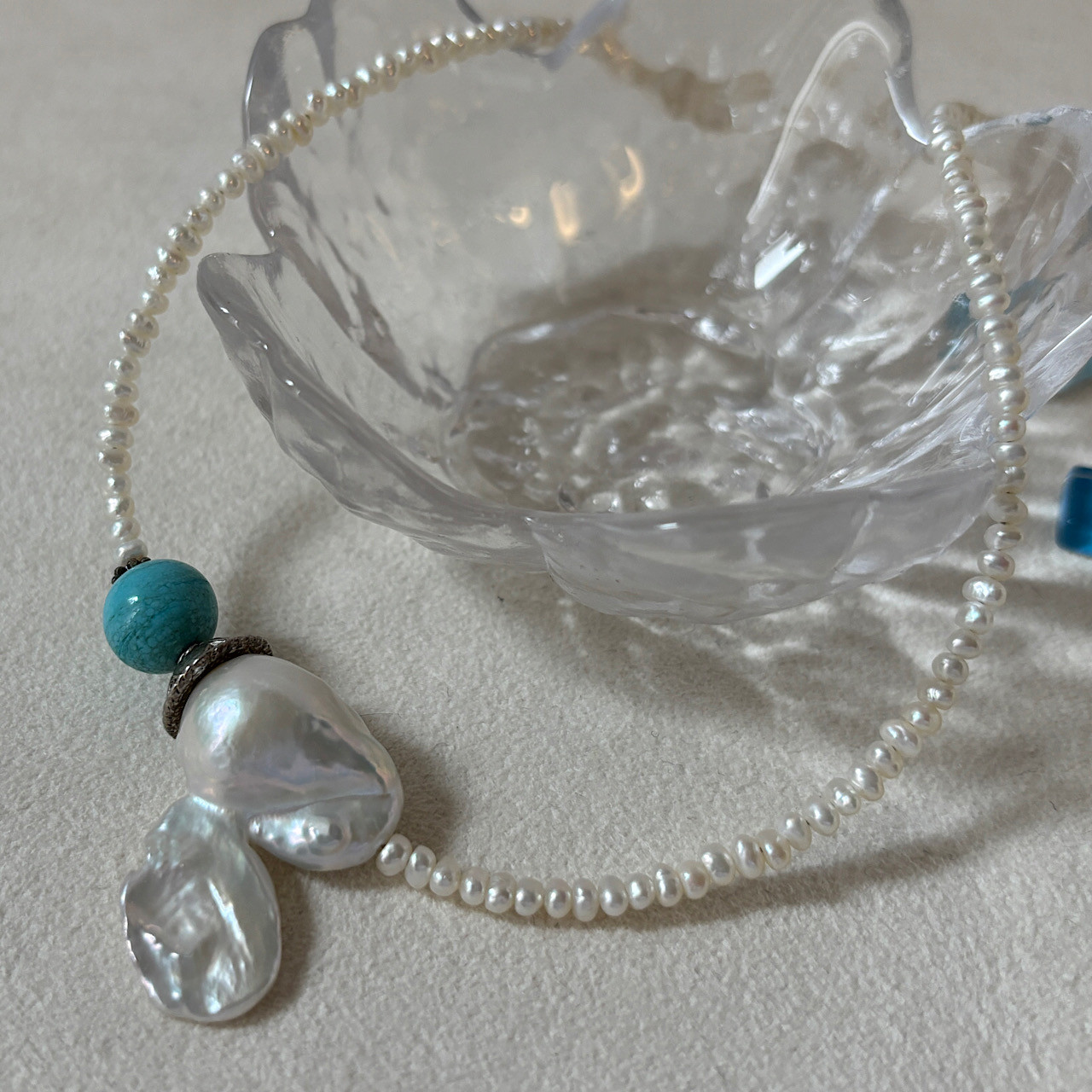 ”空色のアンティークベネチアングラスと淡水真珠のネックレス（アジャスター付き）” 17N021