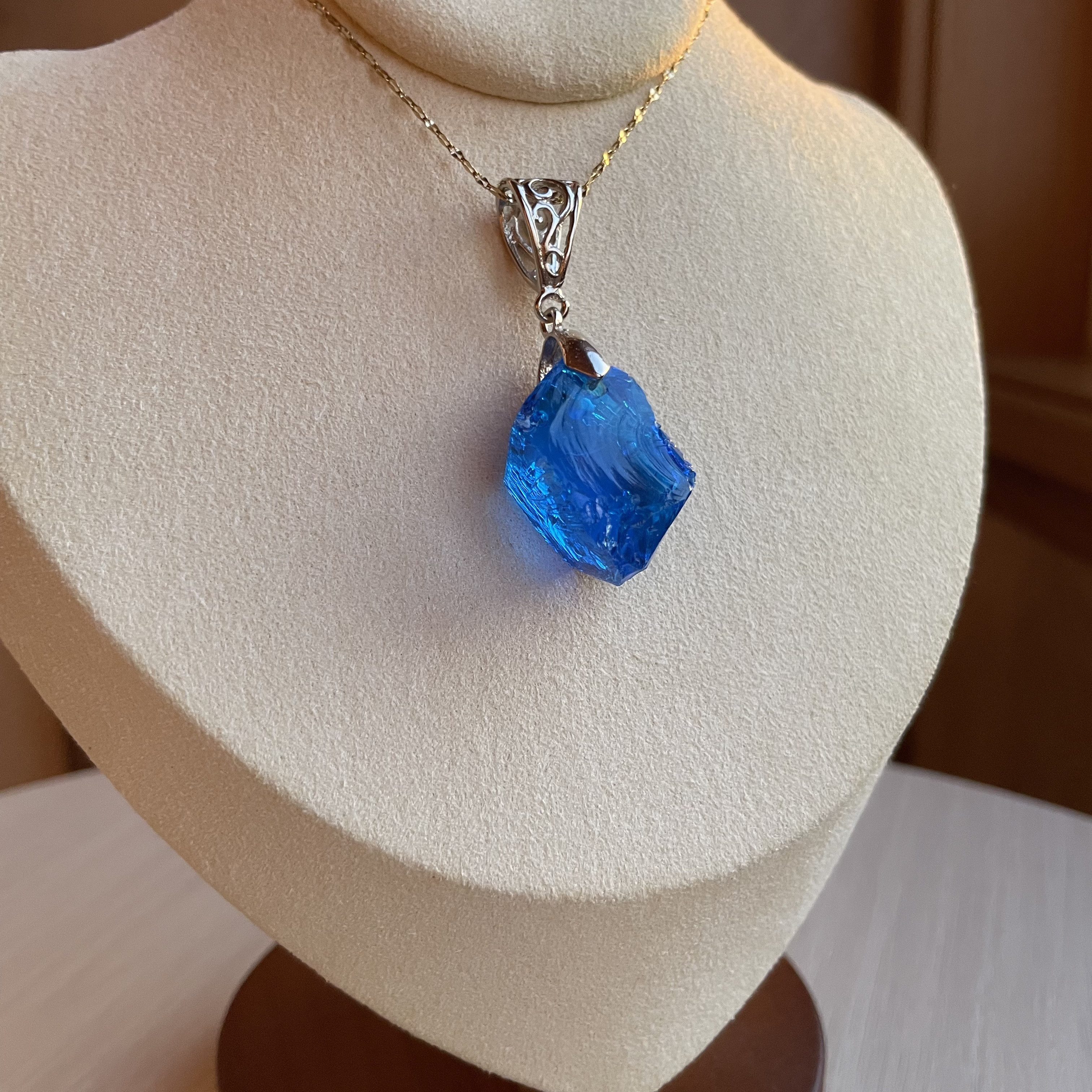 アンダラクリスタル・エレクトリックブルー【ブルー・ツインライト】ペンダントトップ