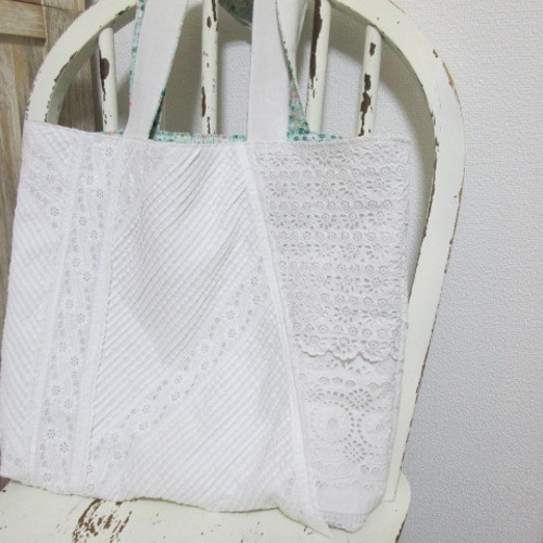 フランスアンティーク手刺繍レースとイニシャル刺繍のコラージュパッチ