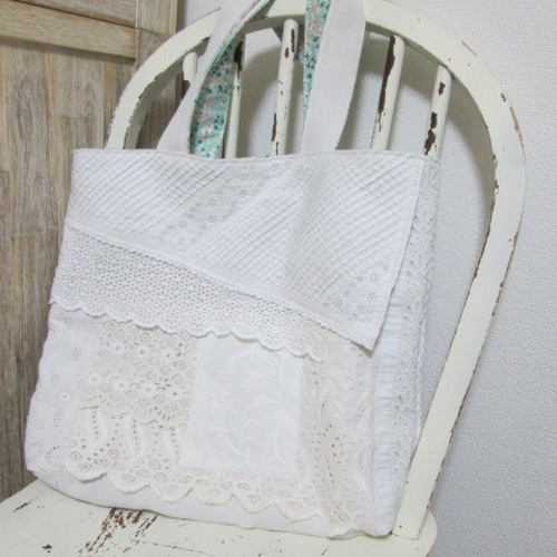 フランスアンティーク手刺繍レースとイニシャル刺繍のコラージュパッチ