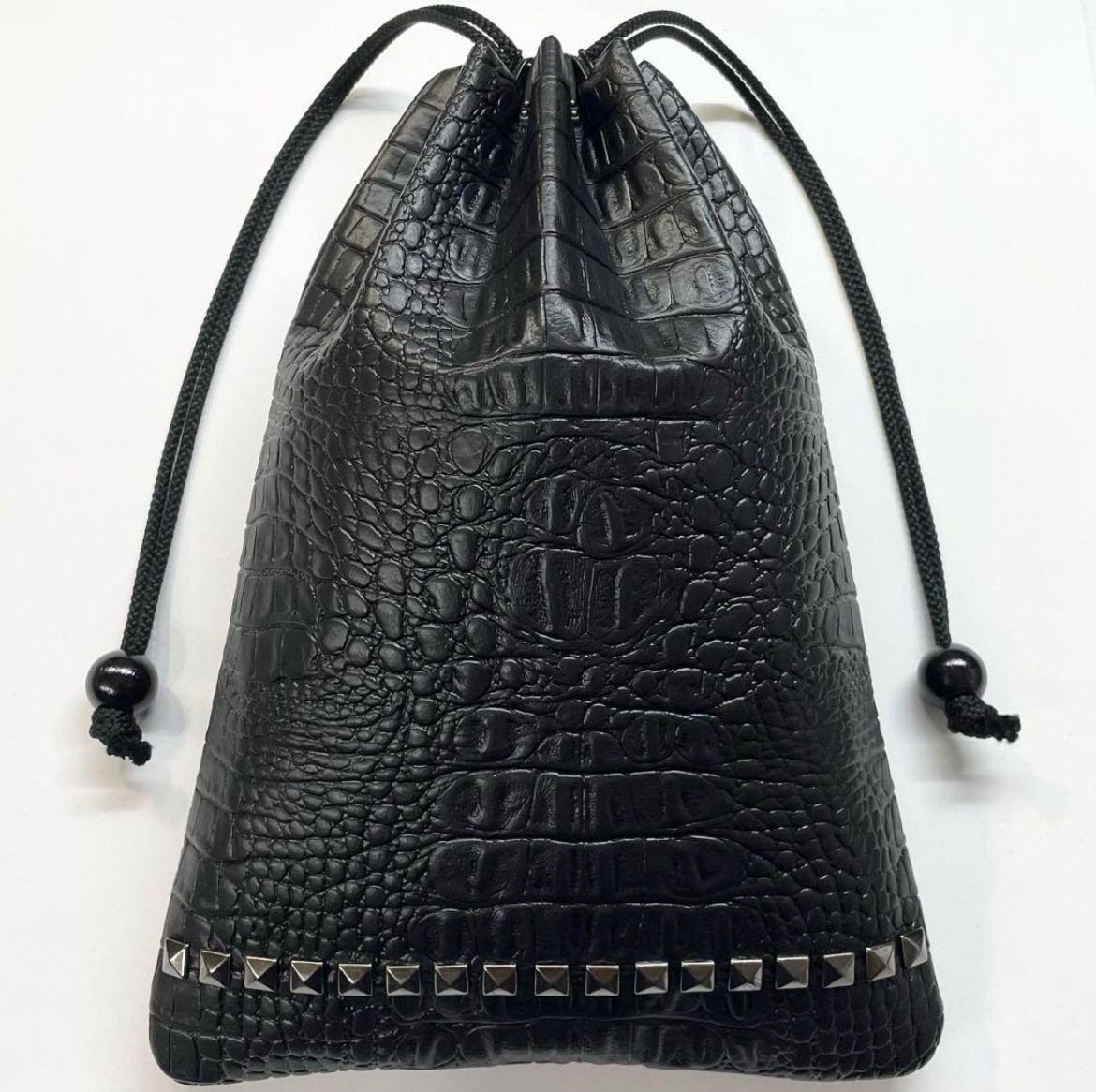 信玄袋(マチ無し、中)、クロコ型押し合皮、フェイクレザー、ピラミッドスタッズ付き