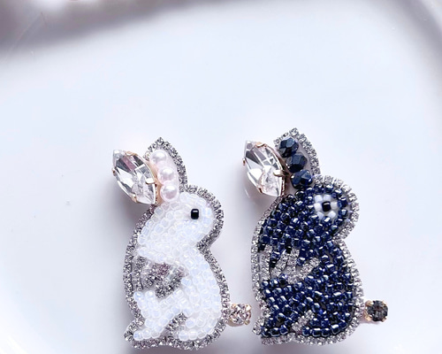 振り返りうさぎさんのビーズ刺繍ブローチ ブローチ chango 通販
