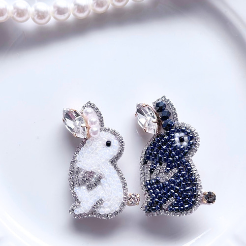 振り返りうさぎさんのビーズ刺繍ブローチ ブローチ chango 通販